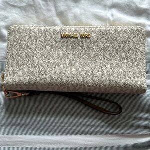 Michael Kors Beige clutch wallet